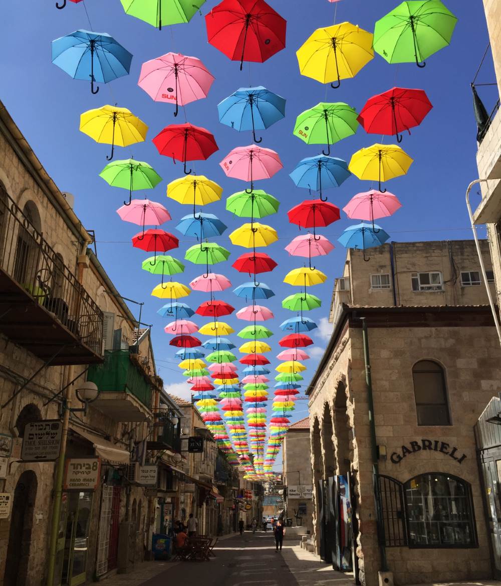 מיצג המטריות ברחוב יואל משה סלומון | צילום: סינדי אזולאי ירושלים: 1,000 מטריות באמצע הקיץ
