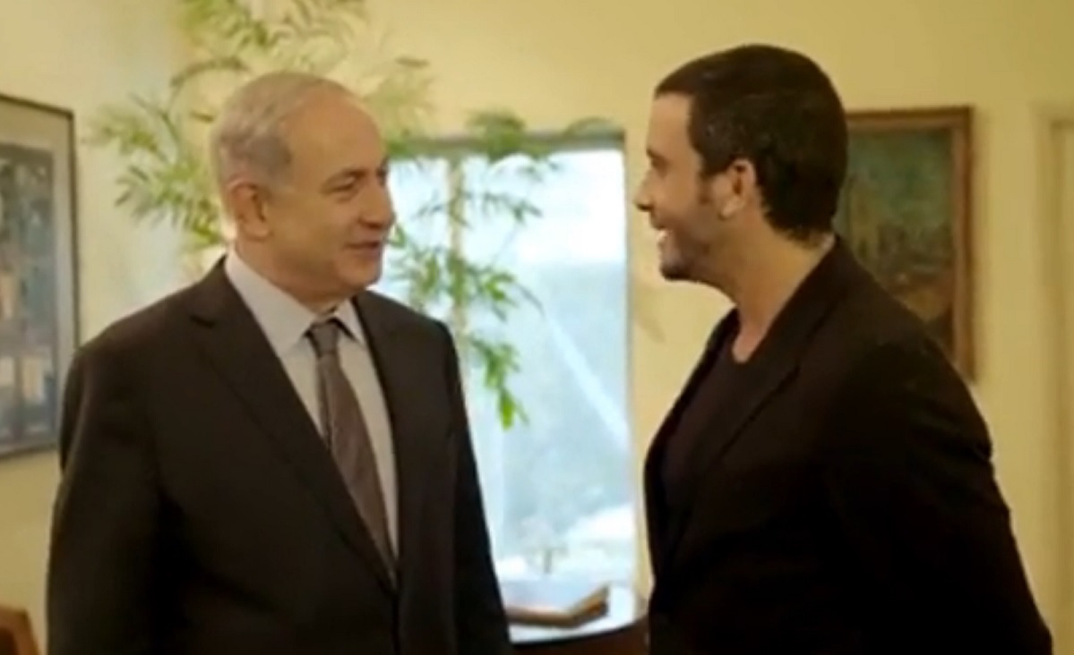 עושים סלפי | צילום מסך מתוך הסרטון מושיק גאלמין מציג: הבית של משפחת נתניהו