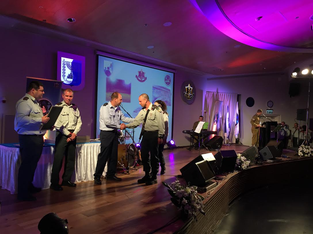 פרס ראש אכא|צילום: דו פרס לחיילים ששיפרו את גיוס המילואימניקים בפיקוד העורף