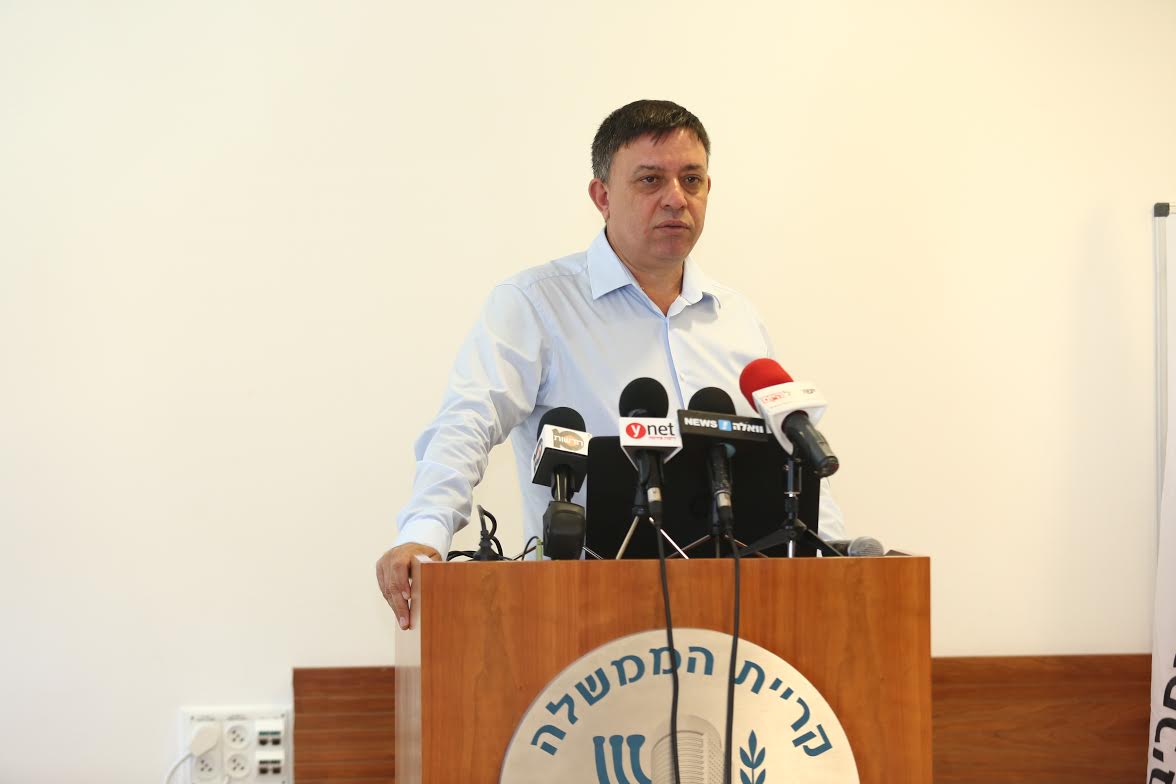 השר להגנת הסביבה אבי גבאי|צילום: דרור עינב כ-330 מיליון שקל יושקעו בשיפור איכות האוויר באזור חיפה