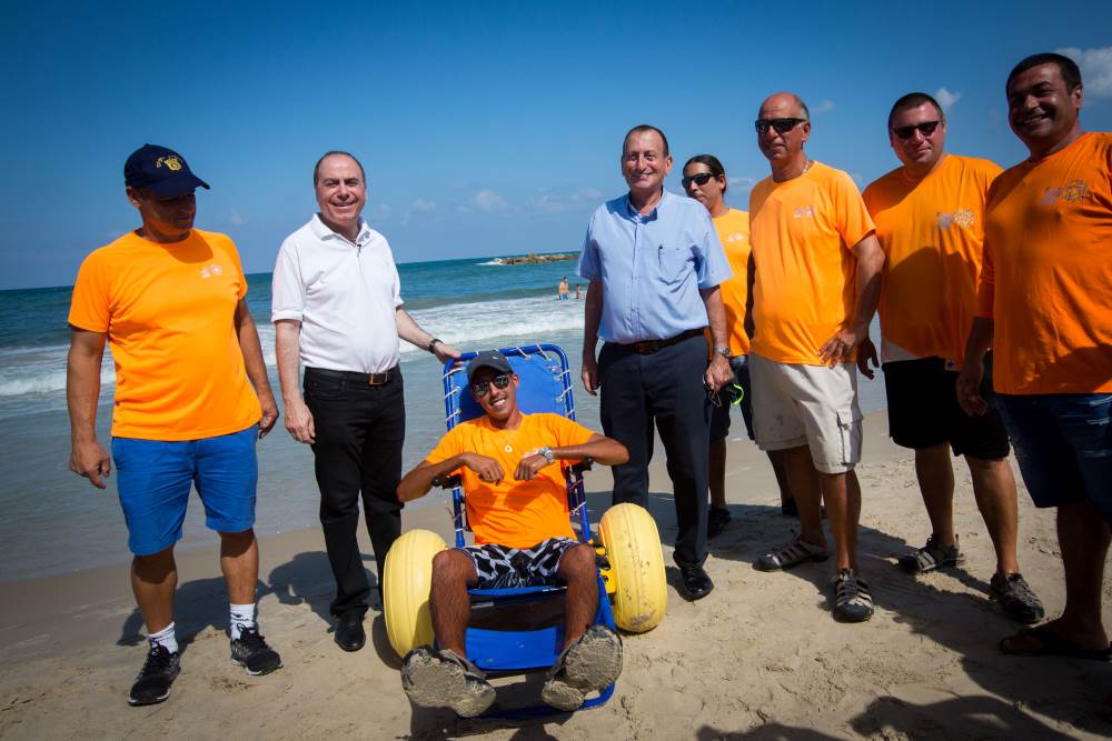 תקצוב מיידי. חנוכת הכיסאות בחוף ת כסאות רחצה לנכים יוצבו בכל החופים המונגשים