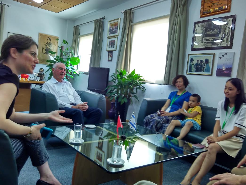 ביקור קרוב. ליאנג ג'יג'יה והשגריר בסין|צילום: יח סין: כתבה על ישראל וזכתה בפרס