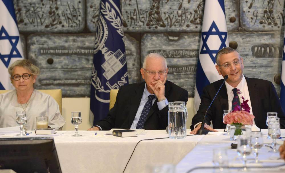 שיעור והרמת כוסית. השיעור בבית הנשיא|צילום: מארק ניימן ירושלים: שיעור תנ”ך בבית הנשיא