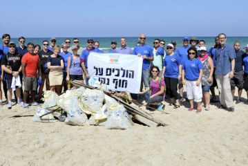שגריר ארה”ב סייע לנקות את החוף