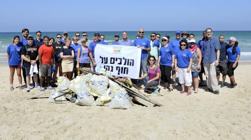 שגריר של רצון טוב. שפירו והמתנדבים בחוף|צילום: קרין רוך שגריר ארה”ב סייע לנקות את החוף