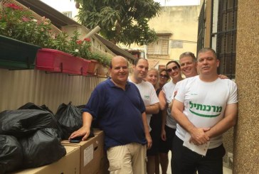 ת”א: עובדי בנק חילקו מזון לנזקקים