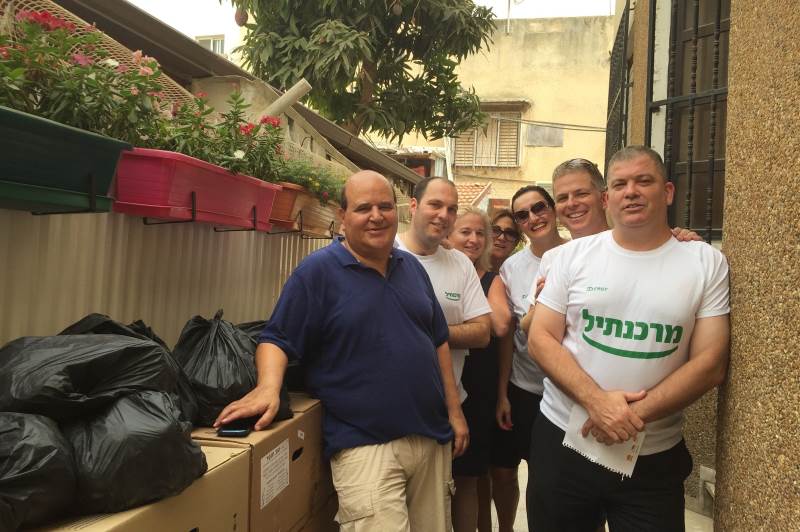 ת”א: עובדי בנק חילקו מזון לנזקקים