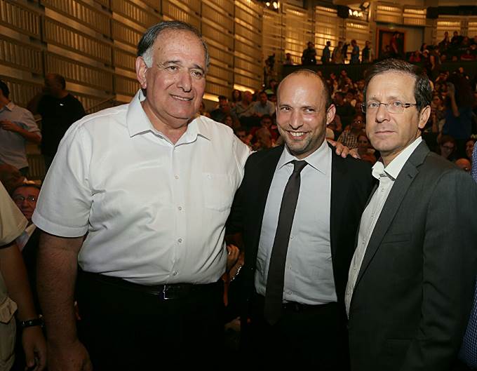 אחרי 20 שנה. בנט, הרצוג ויהב|צילום: עיריית חיפה מכינה קדם-צבאית חדשה לזכר יצחק רבין