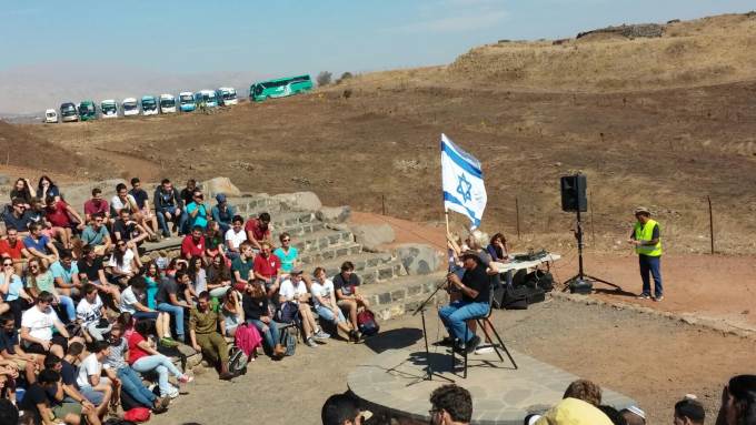 מקור ראשון. קהלני ותלמידים|צילום: יח גולן: תלמידים נפגשו עם אביגדור קהלני