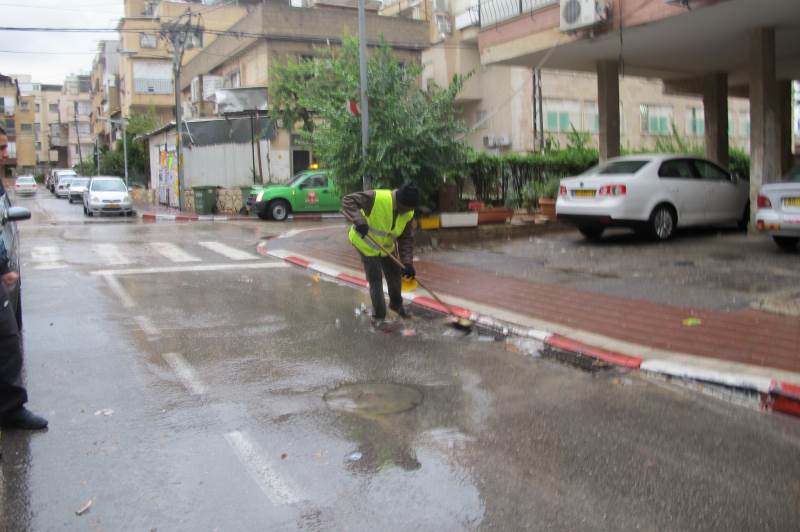 מנקים קולטנים. עובד בעיריית בני ברק|צילום: עירית בני ברק בני ברק: מנסים למנוע הצפות בחורף