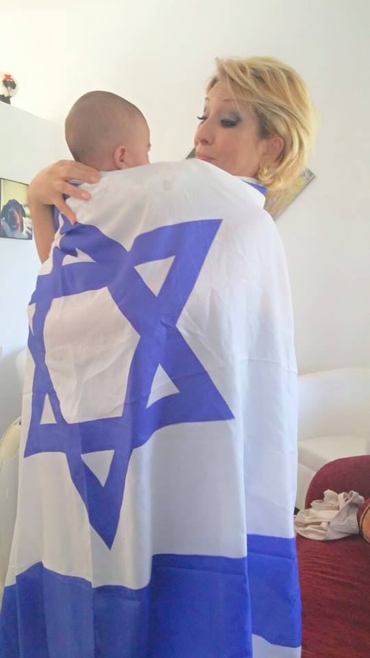 אמיצה. אנט חסכיה ונכדה|צילום: עמוד הפייסבוק של חסכיה