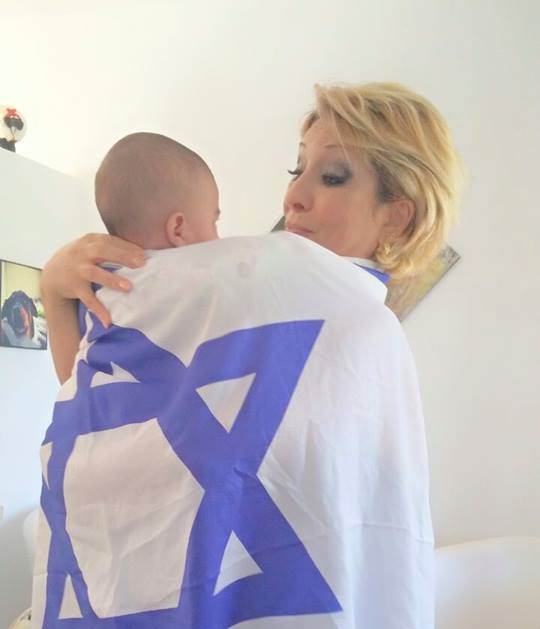 אמיצה. אנט חסכיה ונכדה|צילום: עמוד הפייסבוק של חסכיה ערביה מהצפון יוזמת מחאה נגד הטרור המוסלמי