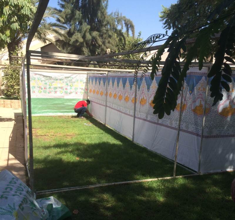 לא רק שלומית בונה סוכה. בית כהן בבאר שבע|צילום: יח באר שבע: אנשי מס הכנסה בנו סוכה