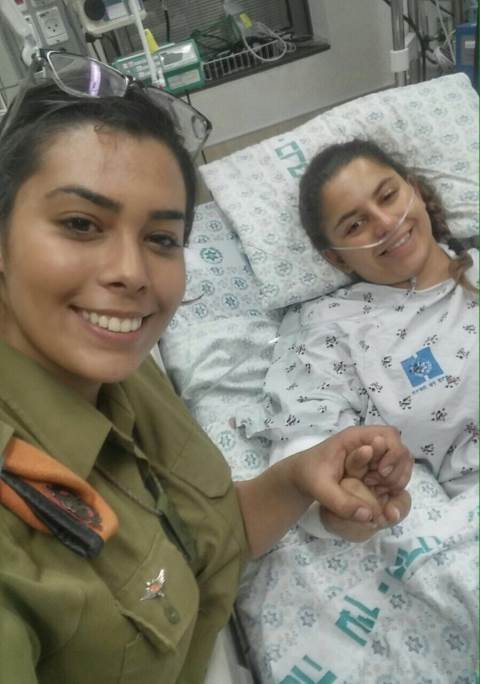 החיילת האמיצה פגשה את חברתה הפצועה