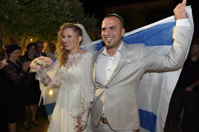 אנשים הזילו דמעות. דודו ומורן סייג|צילום: דוד פרץ הזוג נכנס לחופה כשהוא עטוף בדגל ישראל