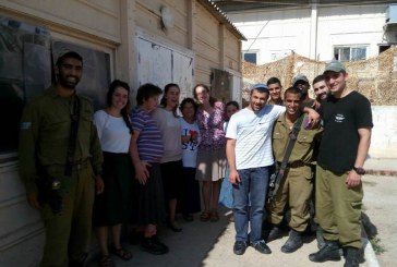 יו”ש: צעירים חילקו חבילות שי לחיילים
