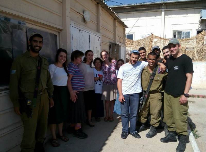 נקודות אור. הילדים והחיילים|צילום: שלומית ליפשיץ יו”ש: צעירים חילקו חבילות שי לחיילים