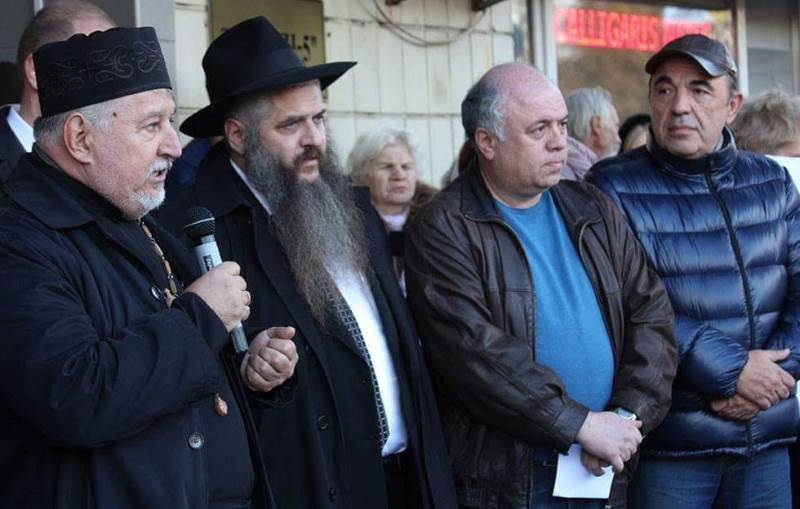 תמיכה לא צפויה. הפגנת התמיכה שנערכה בקייב|צילום: פרטי אוקראינה: האימאם הזמין את הרב לכנס בקטאר