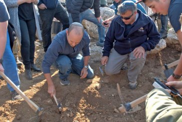 שר החינוך חפר עם תלמידים