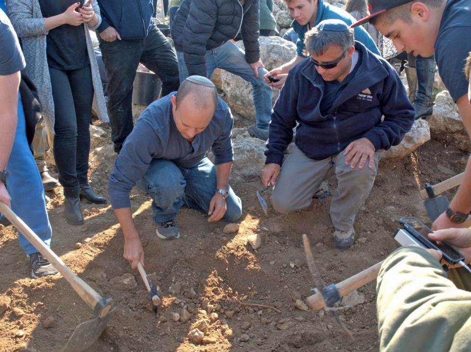 חבר אתה חופר. בנט ותלמידים|צילום: אסף פרץ שר החינוך חפר עם תלמידים