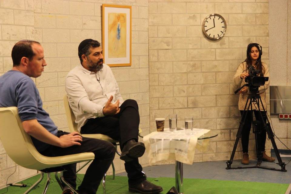 “להיות כתב שטחים זה כמו להיות סוכן שב”כ”
