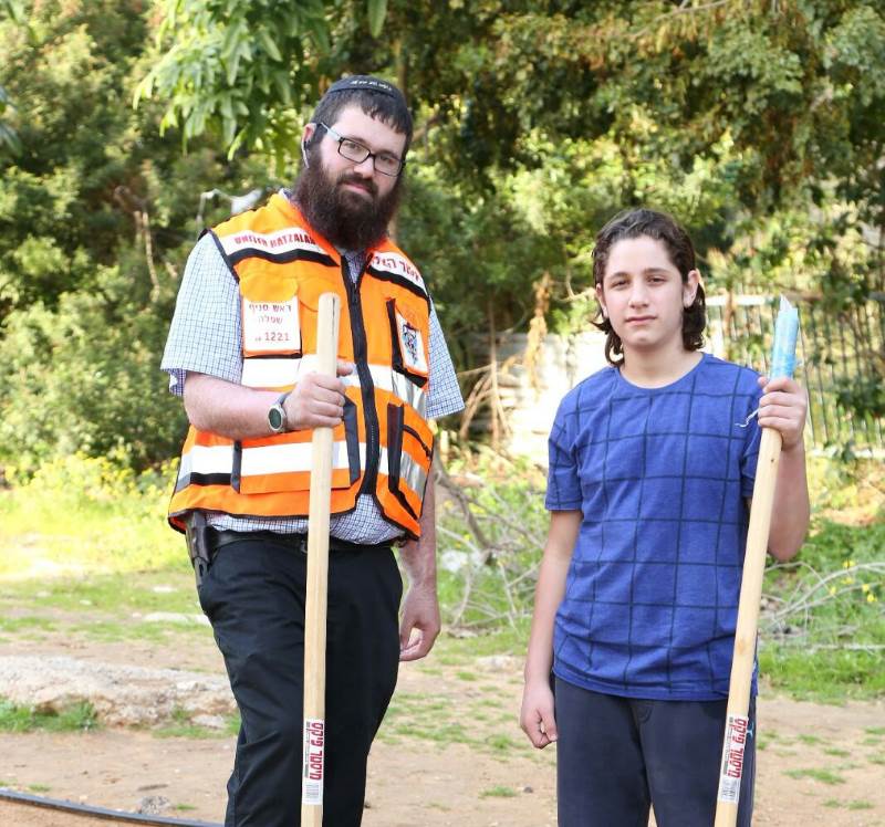 התחלה חדשה. אריה עמית ונעם ברזני|צילום: שרון חן הפצוע נטע עץ עם החובש