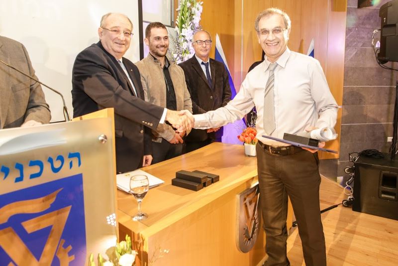 ייבגני לילבמן מקבל את הפרס מנשיא הטכניון פרופ' פרץ לביא|צילום : אבי נישניבר, דוברות הטכניון אות הוקרה למורה מהצפון
