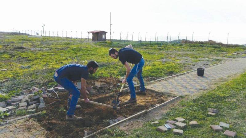 התנדבות. תלמידי המכינה מחדשים את השביל מ עכו: מתנדבים לזכר הצעירה שנהרגה