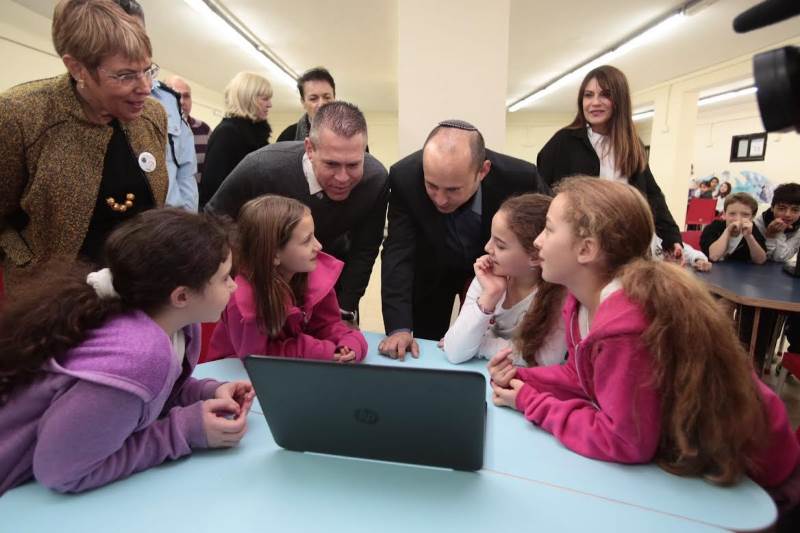 יש שיפור. שר החינוך בבית ספר|צילום: עודד קרני (לילדים אין קשר לכתבה) מחקר: פחות אלימות בבתי הספר