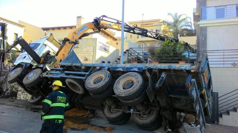 חילוץ זהיר. המשאית שהתהפכה|צילום: באדיבות מכבי האש כרמיאל: נמנע אסון כבד