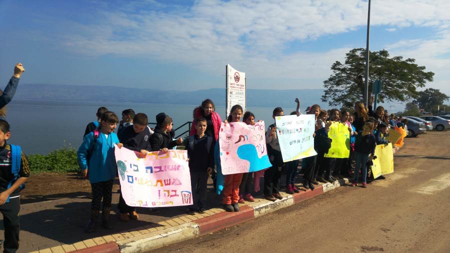 לחנך את הדור הצעיר. ההפגנה ליד הכינרת|צילום: עזרא ביאזי טבריה: ילדים הפגינו למען הכינרת