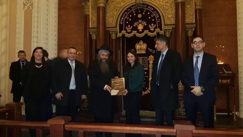 תעודת הוקרה. איילת שקד באוקראינה|צילום: הקהילה היהודית בקייב אוקראינה: איילת שקד בביקור רשמי