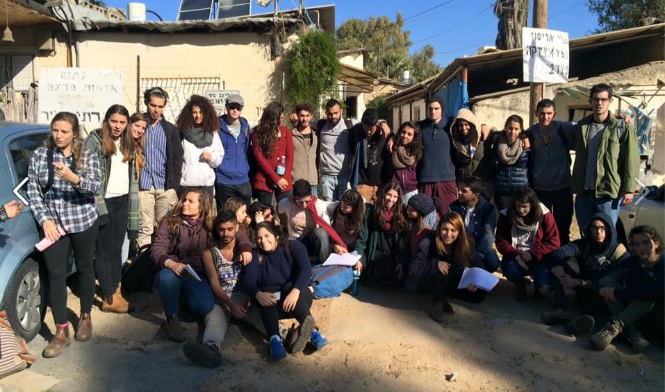 נלחמו על הבית. מפגינים למען גבעת עמל | צילום: מתוך עמוד הפייסבוק של קהילת גבעת עמל חוק גבעת עמל אושר בממשלה