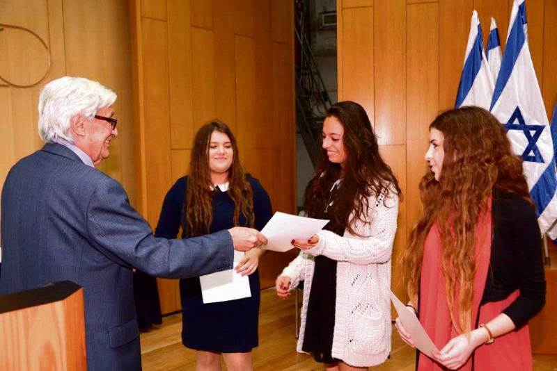יותר בנות. טקס חלוקת הפרסים | צילום: יח חולקו פרסים למדענים צעירים