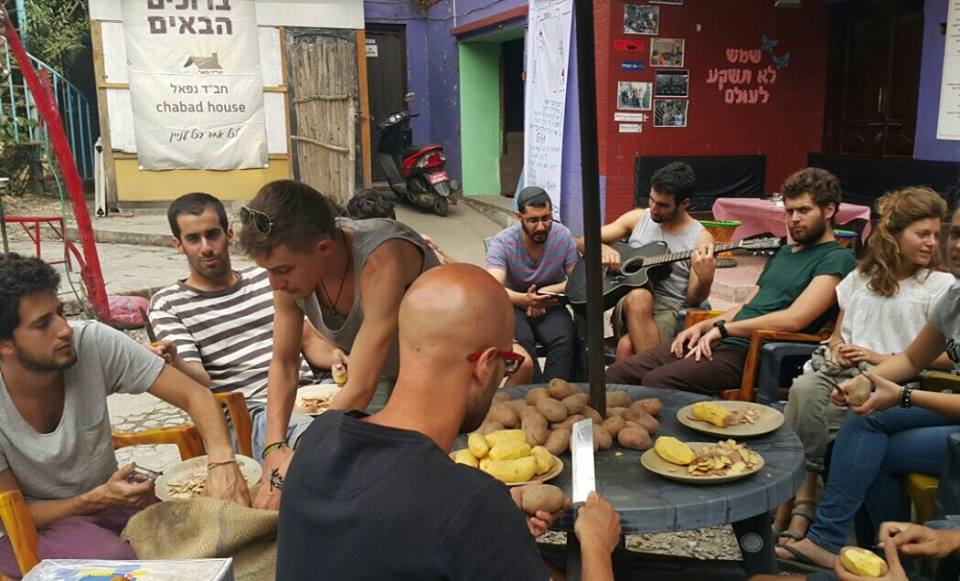 מקלפים תפוחי אדמה בבית חבד בתאילנד |צילום בית חב"ד בנגקוק
