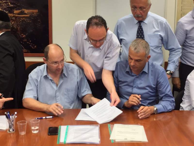 מזל טוב. טקס חתימת ההסכם| צילום: באדיבות דוברות ההסתדרות הסכם: תוספת שכר לזוטרים במגזר הציבורי