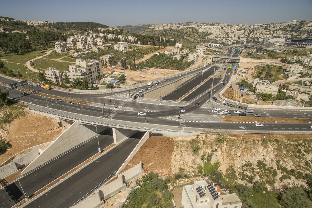 פתיחת הכביש צפויה לאפשר זרימת תנועה טובה יותר מעטרות בצפון (כביש 443) וזרימת תנועה טובה יותר לרחוב הרוזמרין (שכונת גילה) בדרום, ללא רמזורים. כביש בגין ממעוף הציפור | צילום: Elements המטרה הראשית: לחצות את ירושלים ללא רמזורים