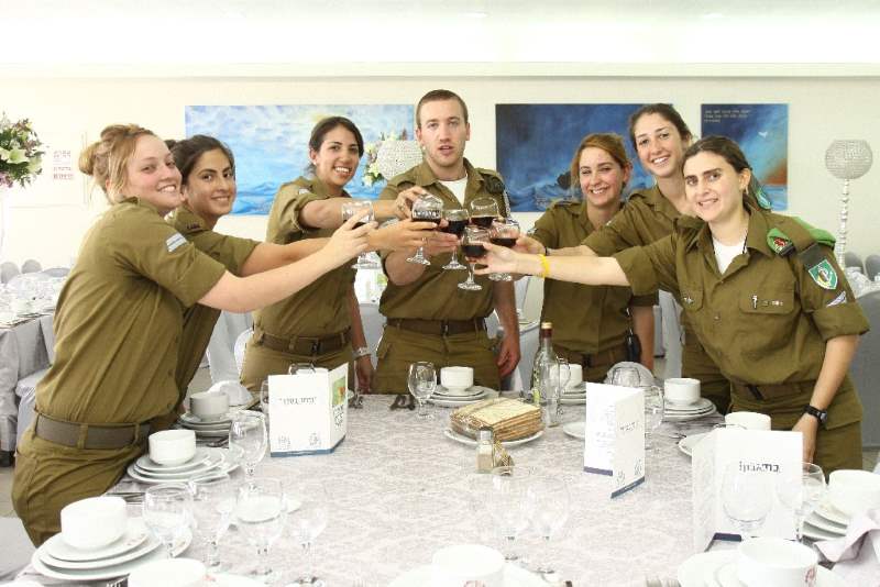 אירוי ומסיבות. מתכוננים לסדר|צילום: יח פסח: ליל סדר ל-480 חיילים בודדים