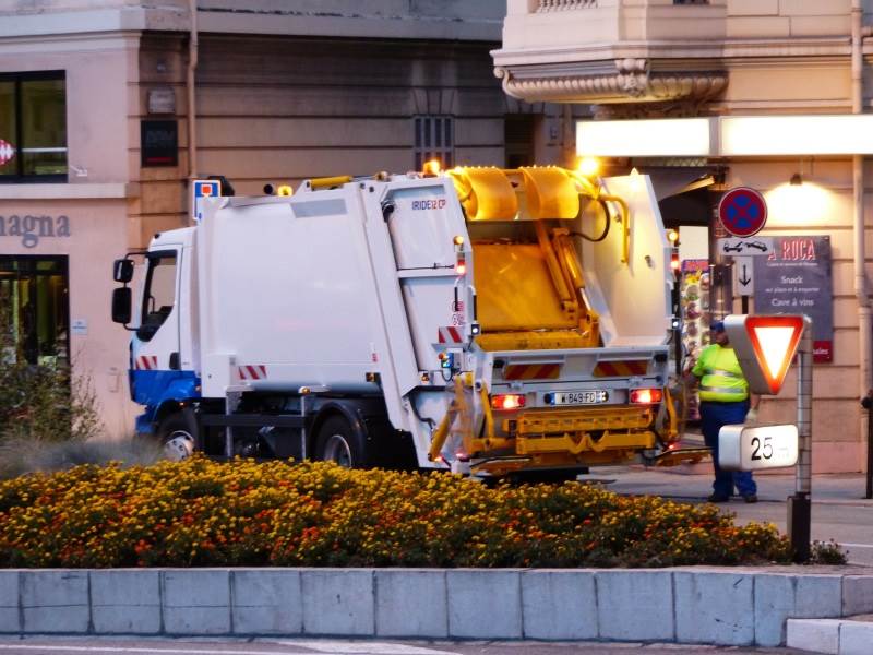 המהלך אמור להפחית ב-97% את פליטת חלקיקי הפיח הרעילים. משאית אשפה | צילום המחשה: www.pixabay.com בקרוב: משאיות האשפה שלנו יזהמו פחות