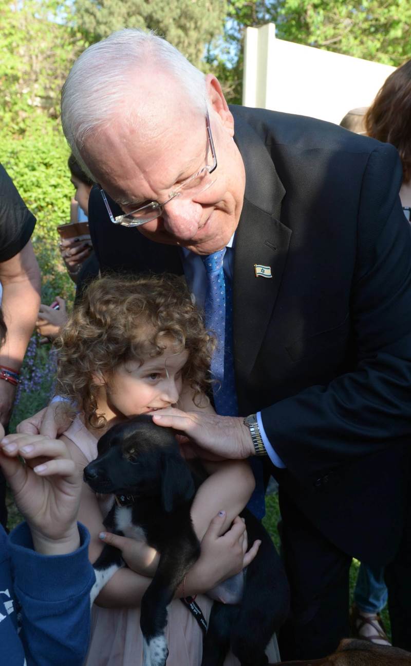 יום האימוץ מוקדש לכלב סטפן. ראובן ריבלין מחבק חברים |צילום: מארק ניימן, לע יום אימוץ ראשון בבית הנשיא