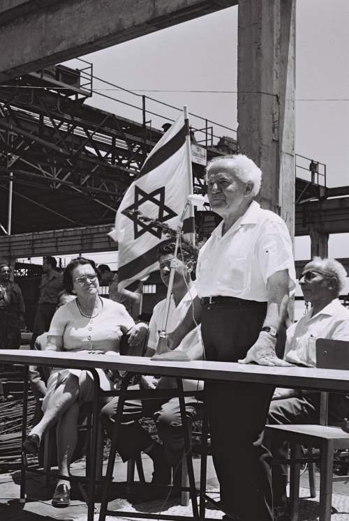 ראש הממשלה הראשון, דוד בן גוריון בזמן ביקור בקרית הפלדה בעכו, ב-1962|צילום: לע נחשפו תמונות נדירות של ישראל
