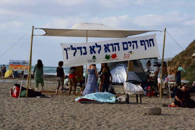 בהתאם להיתרים. המחאה בחוף אכזיב|צילום: אלי לוי אכזיב: פעילי הסביבה רוצים חוף ללא בנייה