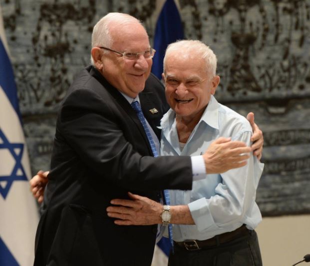 "אמא שלי חוזרת אלי הרבה". נשיא המדינה מחבק את ניצול השואה, מאיר גינוסר | צילום: מארק ניימן, לע"מ