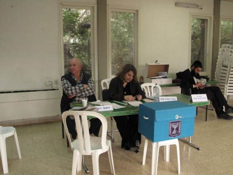 בעקבות הליך מקיף של הפקת לקחים ממערכת הבחירות לכנסת ה-20. בתמונה: ועדת קלפי בבחירות 2009 | צילום ארכיון: מתוך פיקיוויקי מסתמן: הצבעה לבחירות לכנסת מכל מקום בארץ
