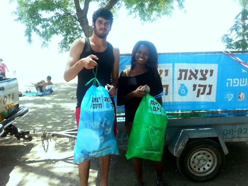 בשבת, ערב חג השבועות, הפעילות תתקיים בחוף דוגית, וביום ראשון, בחג עצמו, בחופים חלוקים ולבנון. בתמונה: משתתפים במבצע בשנה שעברה | צילום: איגוד ערים כינרת מבצע “יצאת נקי יצאת חינם” חוזר במהלך חג השבועות
