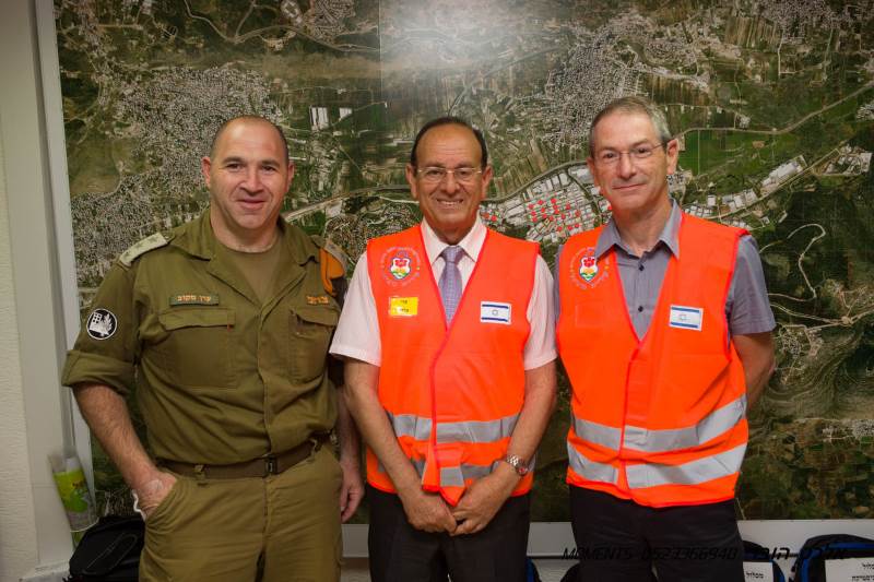 מימין לשמאל: הרצל פרידמן מנהל מחוז צפון חברת חשמל, עדי אלדר ראש העיר כרמיאל, אל כרמיאל: נערכים למצב חירום
