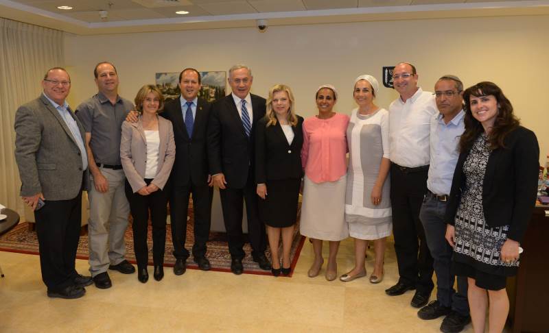 נפגשים עם ההורים לציון יום האחדות . בתמונה: ראש הממשלה ורעייתו עם נציגי משפחות שלושת הנערים החטופים ז צעירים מכל גווני החברה הישראלית מתחברים ביחד לציון “יום האחדות”