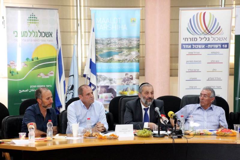 השר התחייב לתוספת תקציב. בתמונה: דרעי במסגרת ביקורו בצפון | צילום: שלמה שרביט תוספות תקציב ליישובי הגליל
