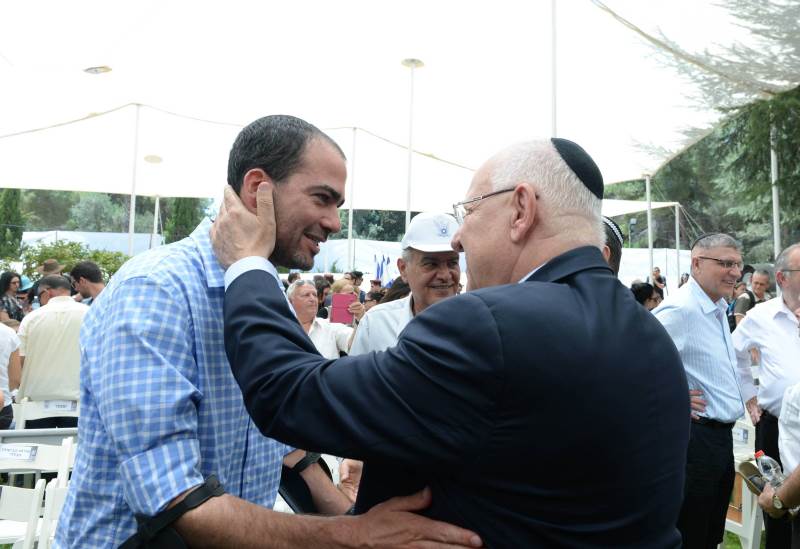 "תמיד נצא וידנו על העליונה". בתמונה: ראובן ריבלין עם ד"ר עשהאל לובוצקי, אשר נפצע במהלך מלחמת לבנון השנייה | צילום: מארק ניימן, לע"מ
