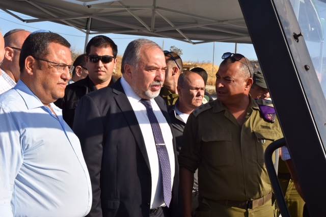 ליברמן במחסום|צילום: משרד הביטחון “עלינו לפתור את הבעיות במחסומים”